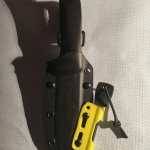 B-Ware K4 Universal-Feuerstahl-Halterung + Feuerstahl Signal Gelb